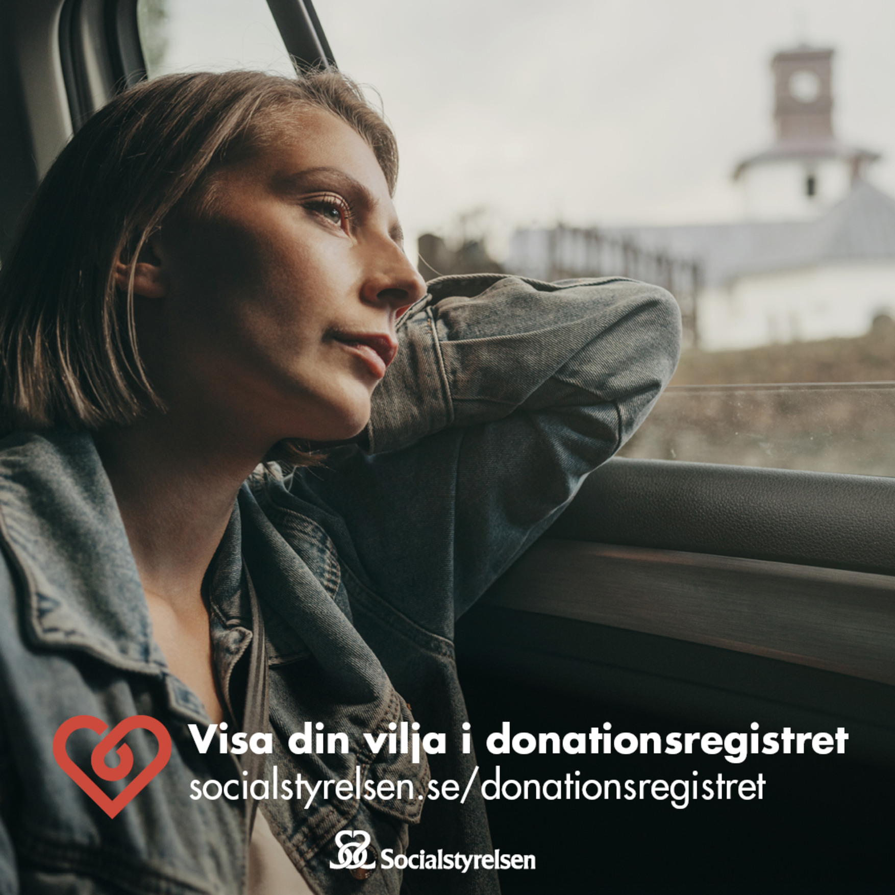 Ung kvinna sitter i bil och tittar ut genom fönstret. Text: Visa din vilja i donationsregistret, socialstyrelsen.se/donationsregistret. Socialstyrelsens logga.