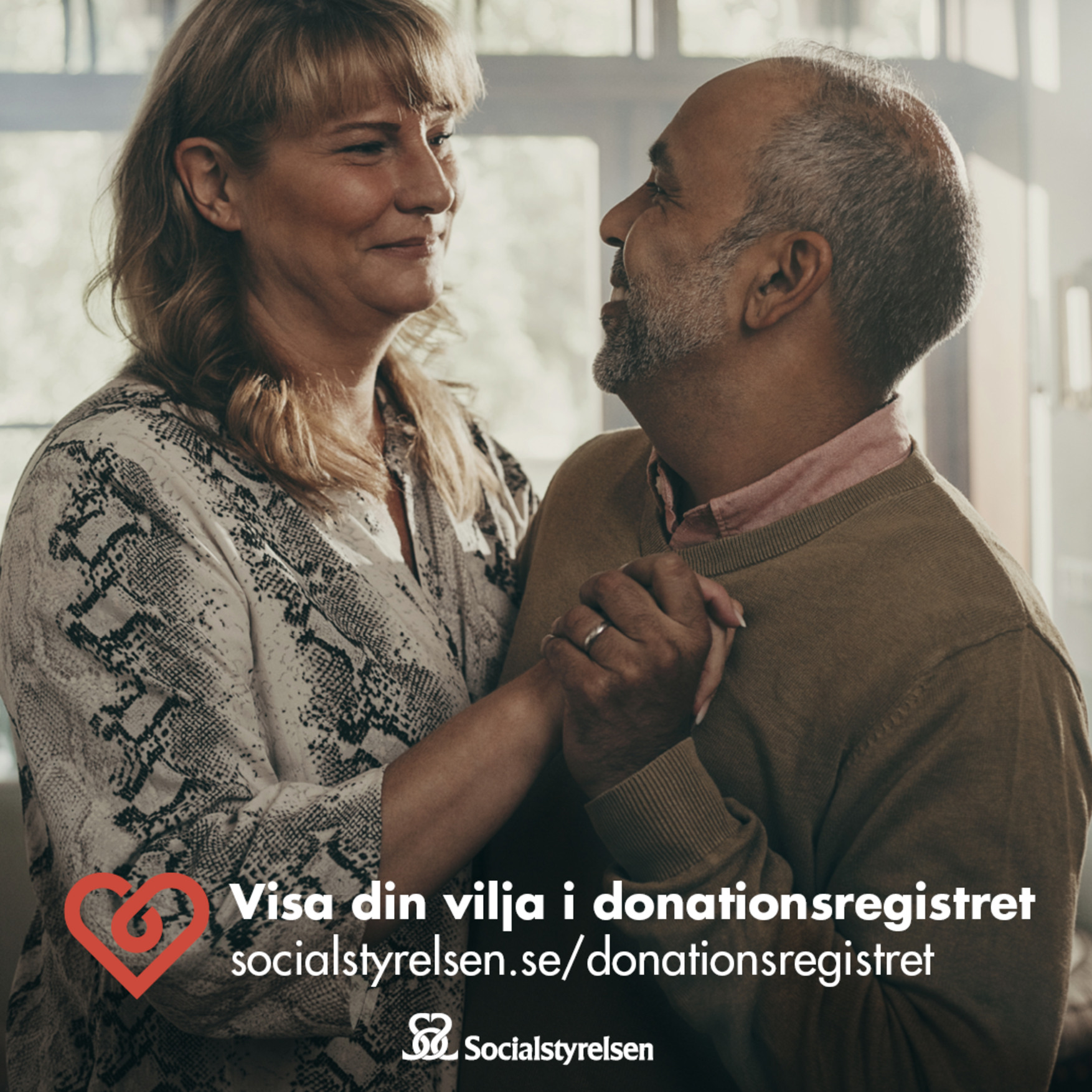 En kvinna och en man står i en pardansposition. Text: Visa din vilja i donationsregistret, socialstyrelsen.se/donationsregistret. Socialstyrelsens logga.