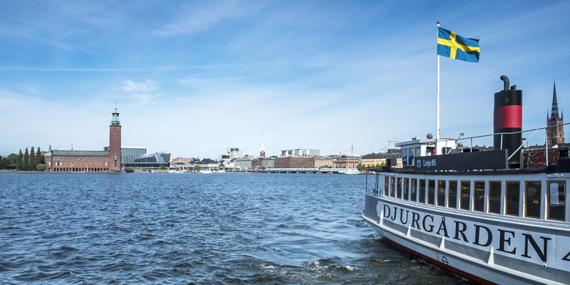 Pendlingsbåten mellan Norrmälarstrand, Södermälarstrand och Klara Mälarstrand över Riddarfjärden