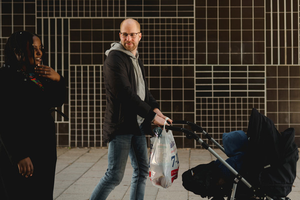 Par och bebis på promenad